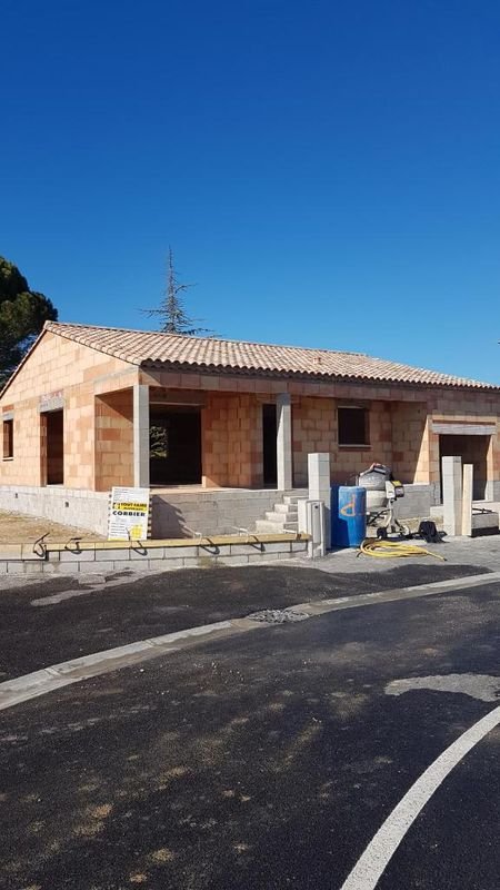 Maison individuelle en cours de construction, gros œuvre par un maçon à Alès