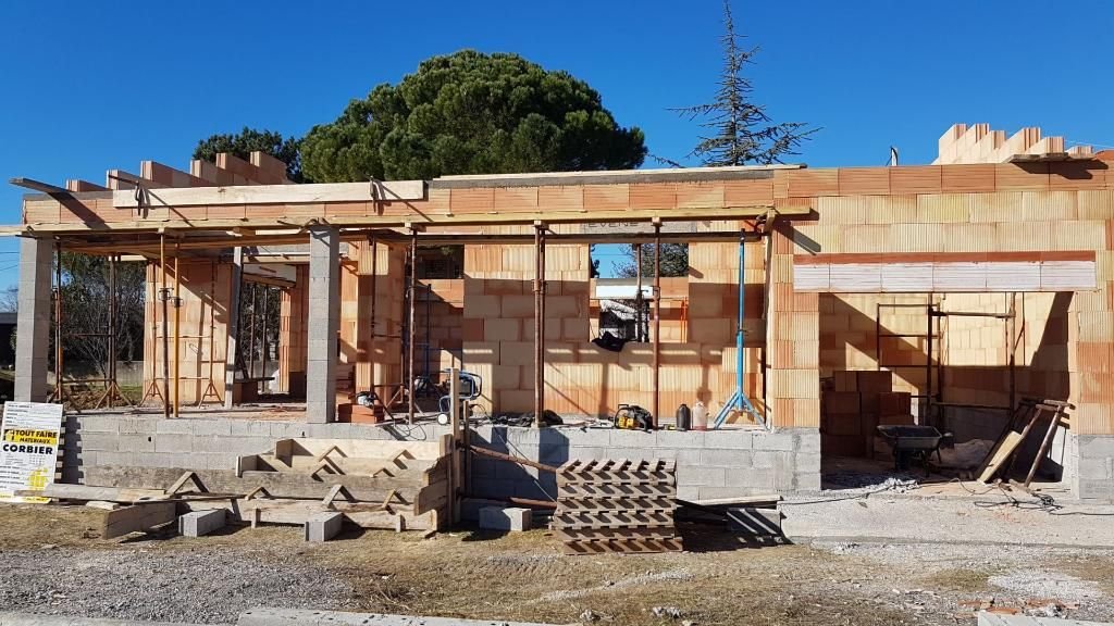 Chantier de gros œuvre en cours à Alès, élévation des murs porteurs