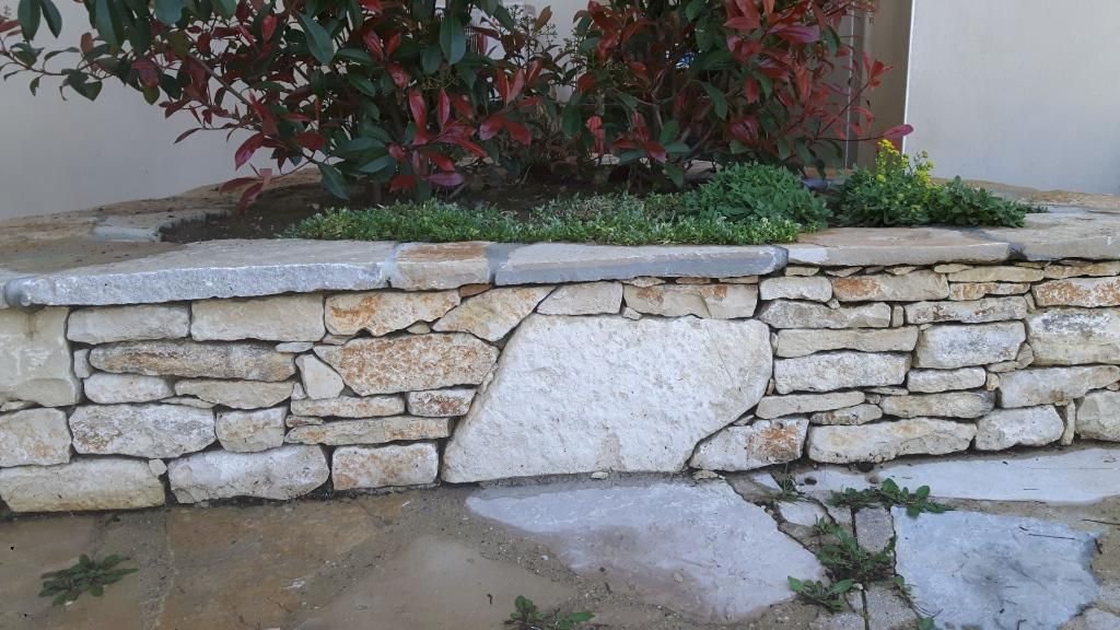 Muret en pierre sèche et jardinière montés sans mortier dans le Gard