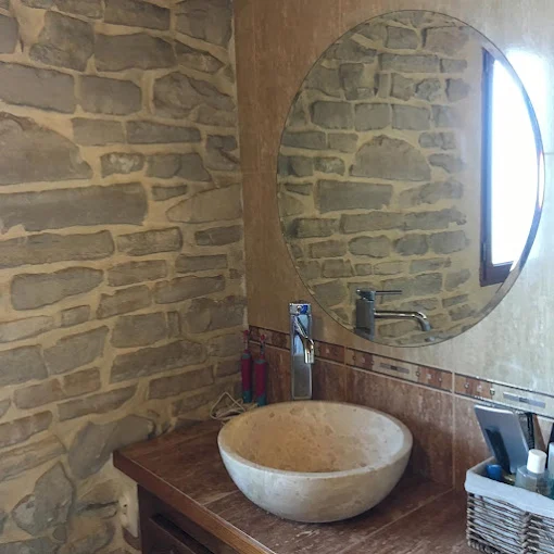 Salle de bain habillée d’un parement en pierre naturelle