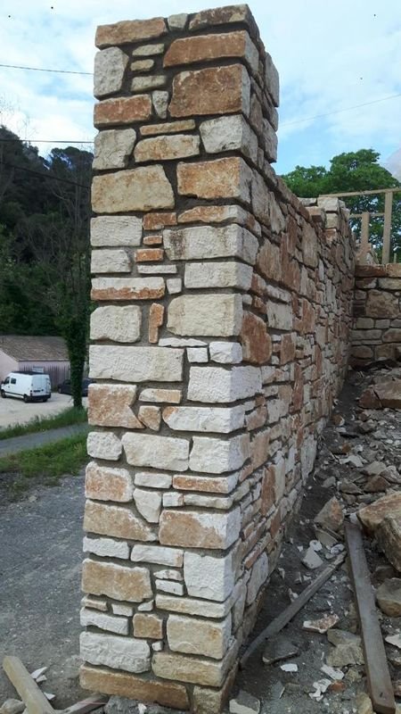 Pilier en pierre de taille appareillée réalisé à Alès