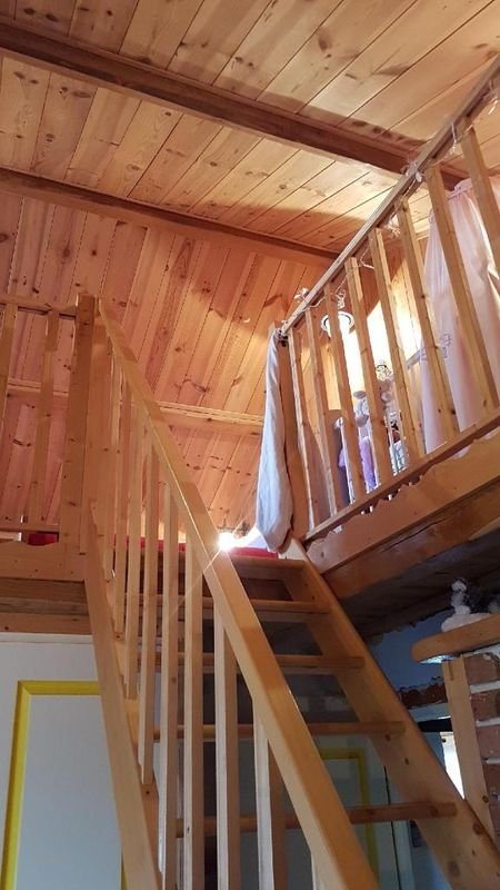 Mezzanine et escalier en bois après rénovation d’une maison ancienne